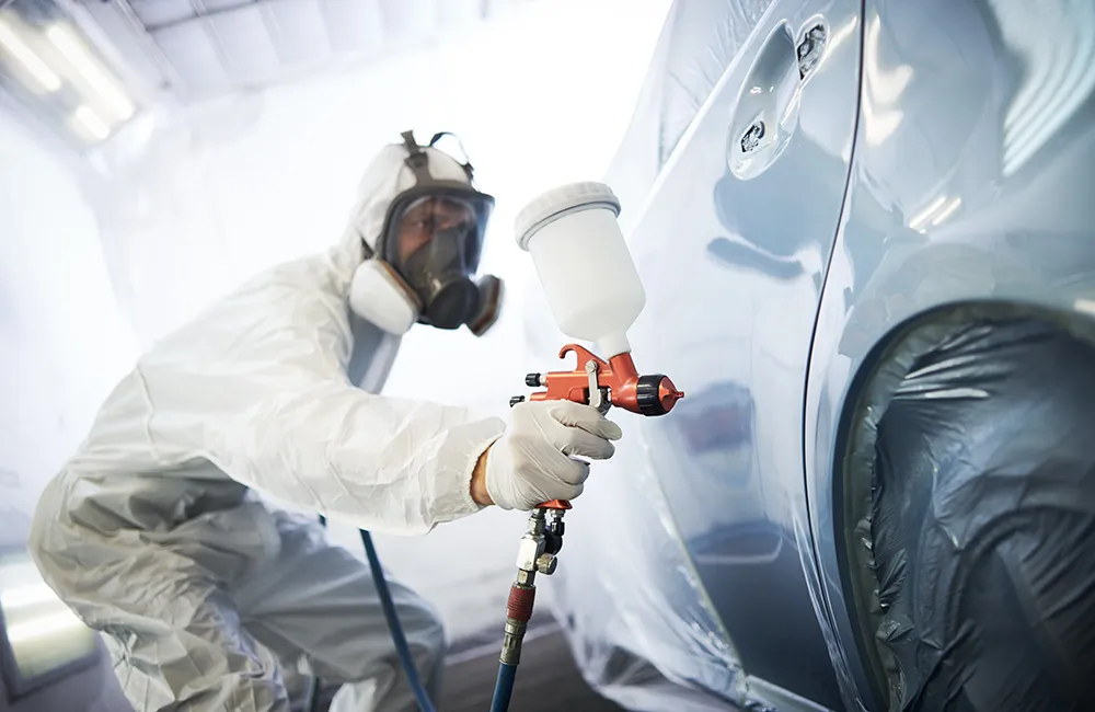 Auto wird in Lackierkabine lackiert