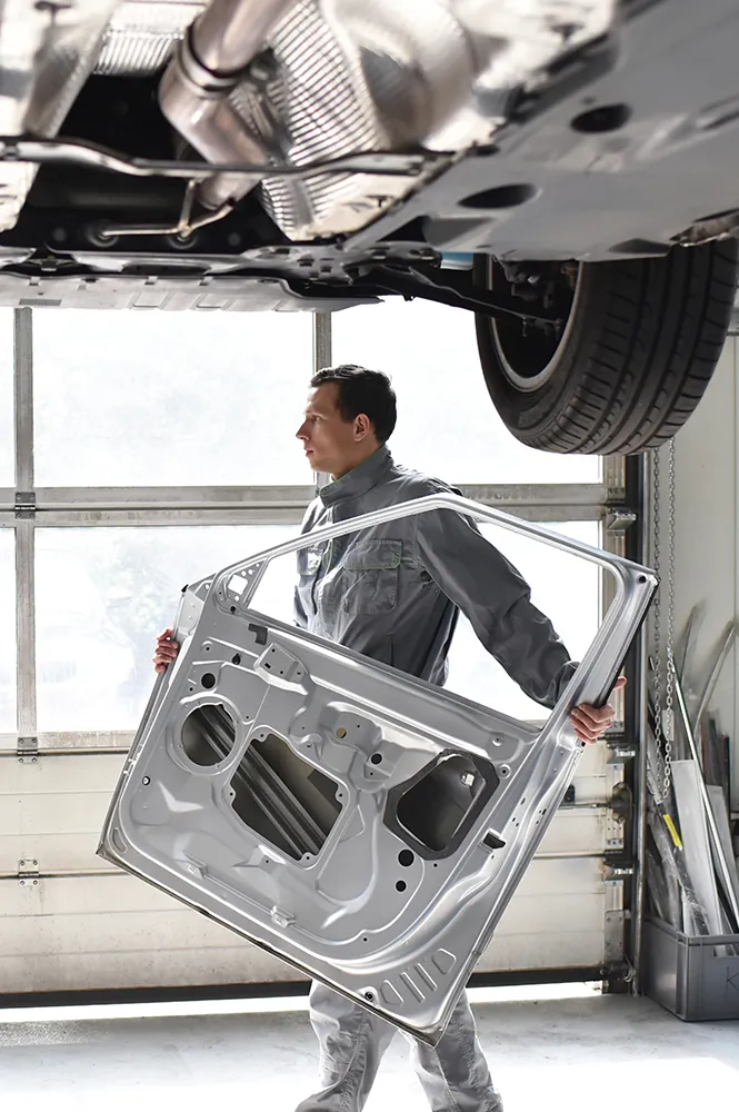 Automechaniker in einer Werkstatt