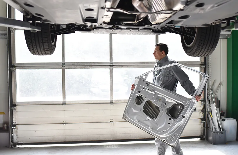 Mechaniker in einer Autowerkstatt