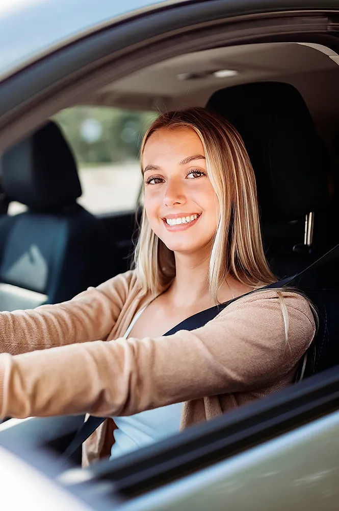 Autofahrerin sitzt in ihrem Auto